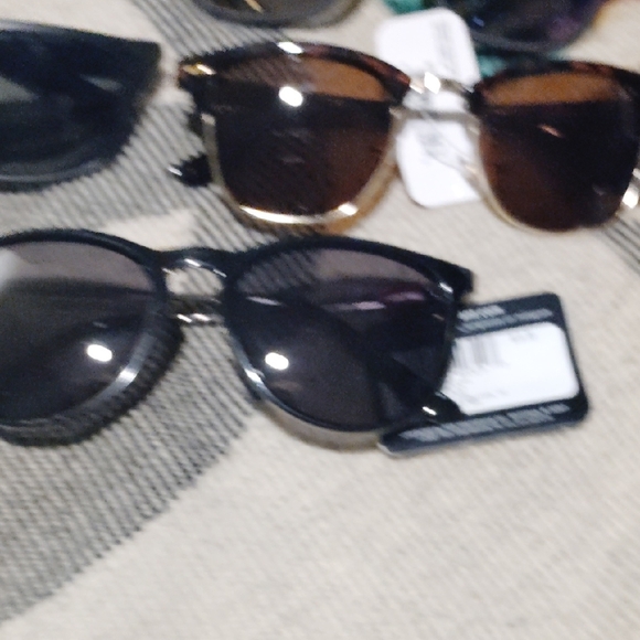 Bundle!Foster Grant Black and Brown Sunglasses Collection - Picture 3 of 6